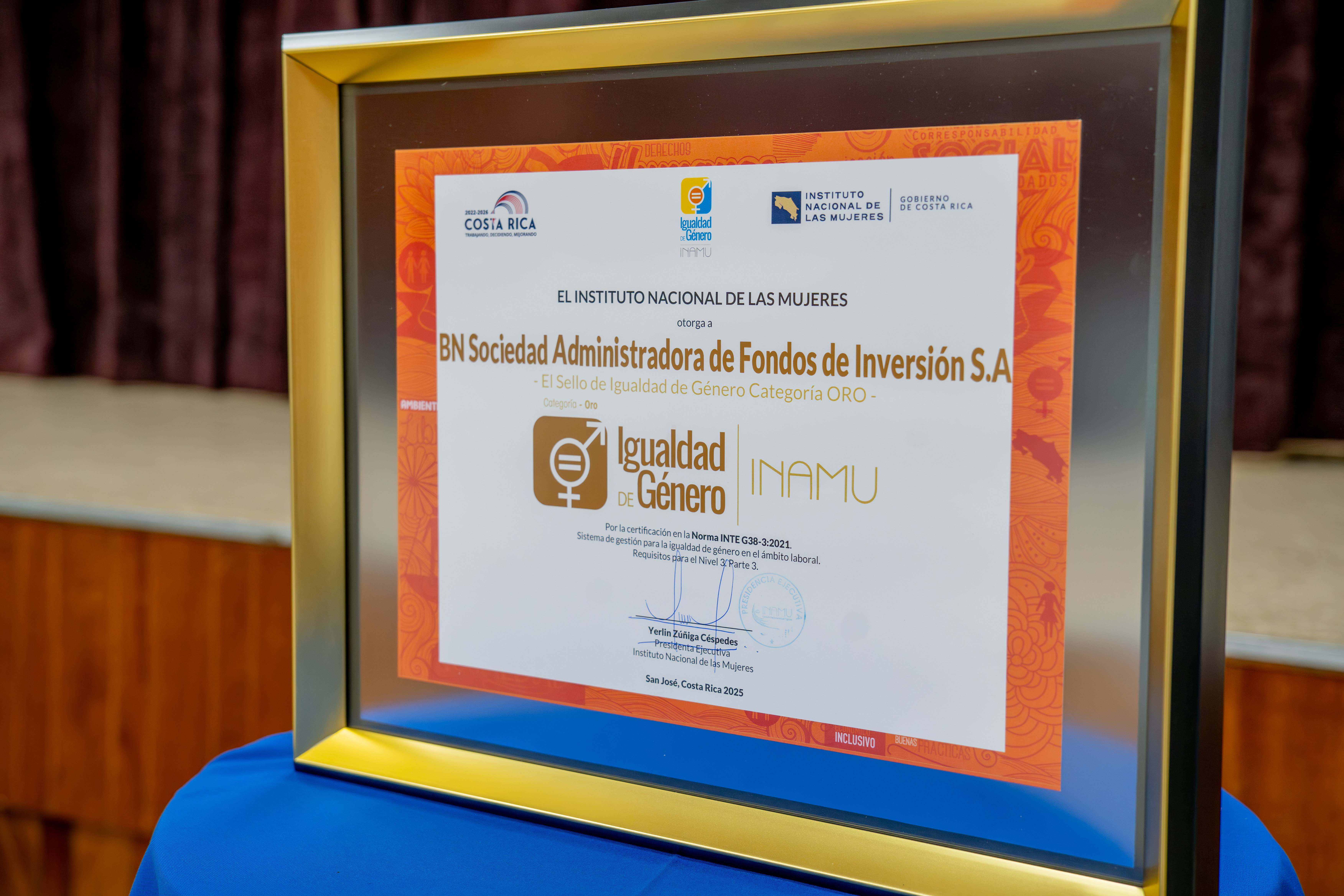 Foto del reconocimiento Sello de Oro a BN Fondos