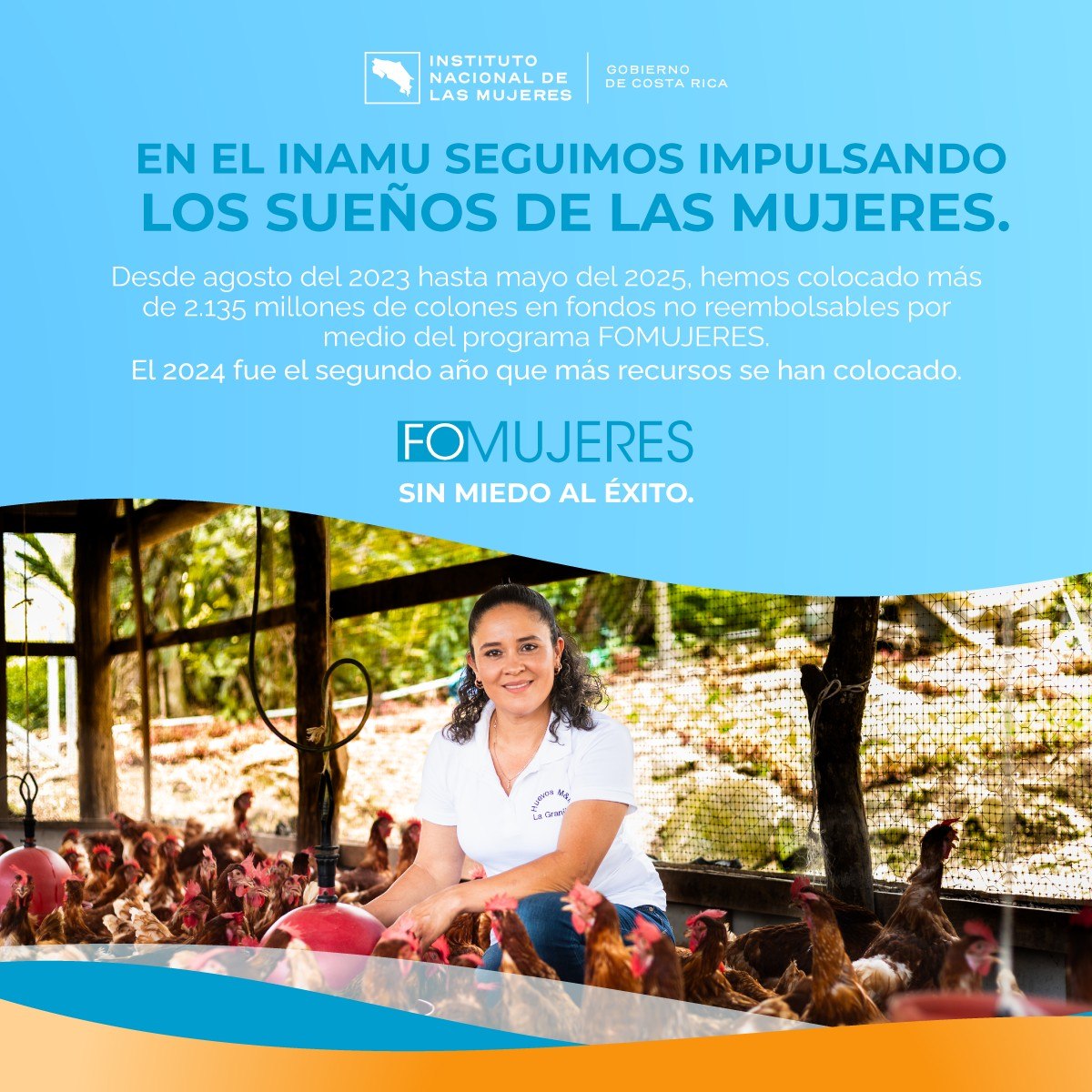 una mujer joven sonriendo agachada junto a sus gallinas