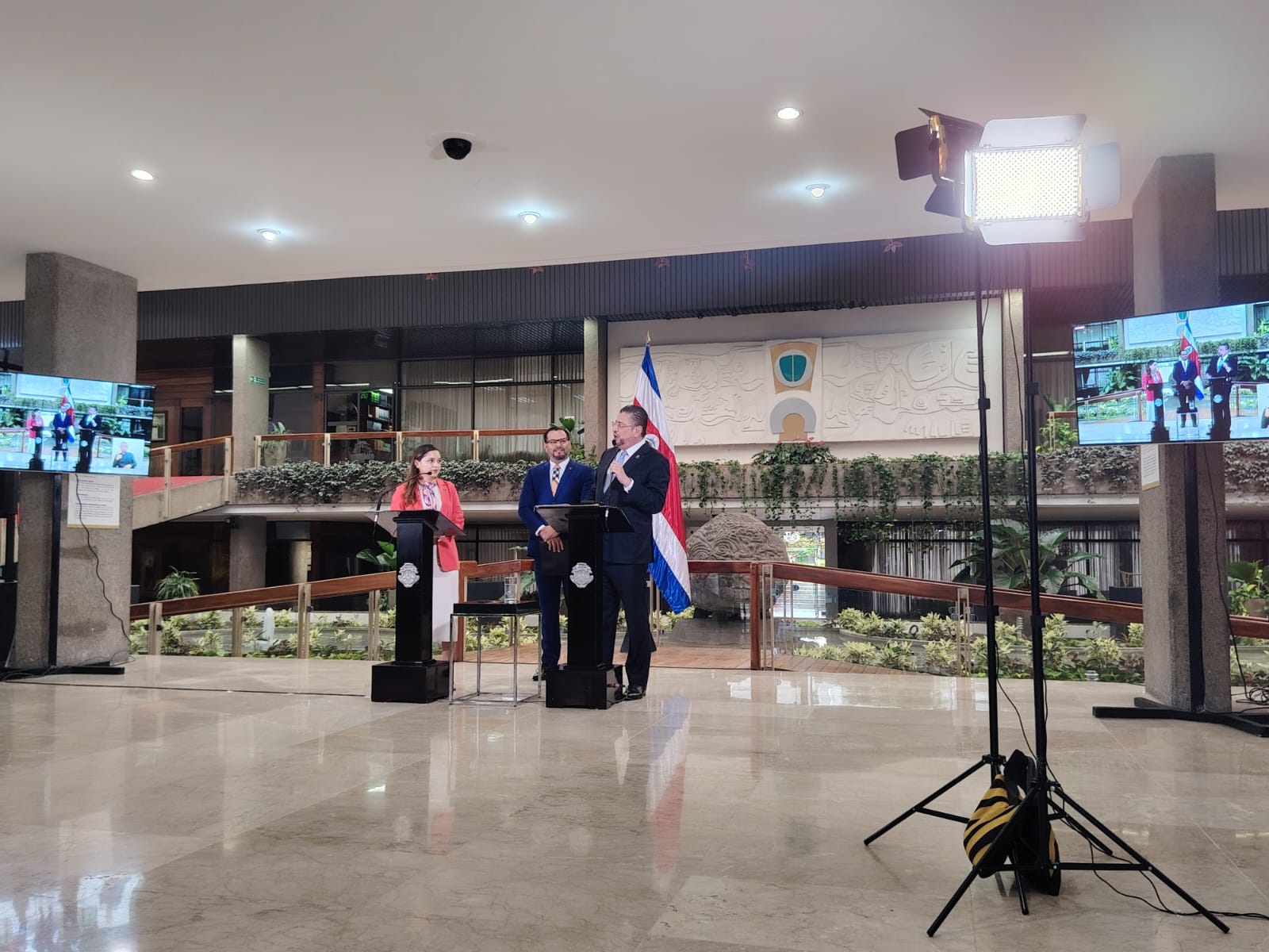 anuncio en Casa Presidencial con el Presidente Ejecutivo del ICE, Marco Acuna Mora, la Presidenta Ejecutiva del INAMU, Yerlin Zúñiga Céspedes y el Presidente de la República, Rodrigo Chaves Robles 