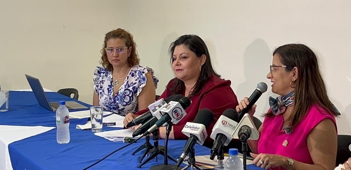 Carla Morales Rojas, Gerente de Análisis de Desarrollo, Cindy Quesada Hernández, Ministra de la Condición de la Mujer y Marta Esquivel Rodríguez, Ministra de Planificación en la conferencia de prensa en el INAMU
