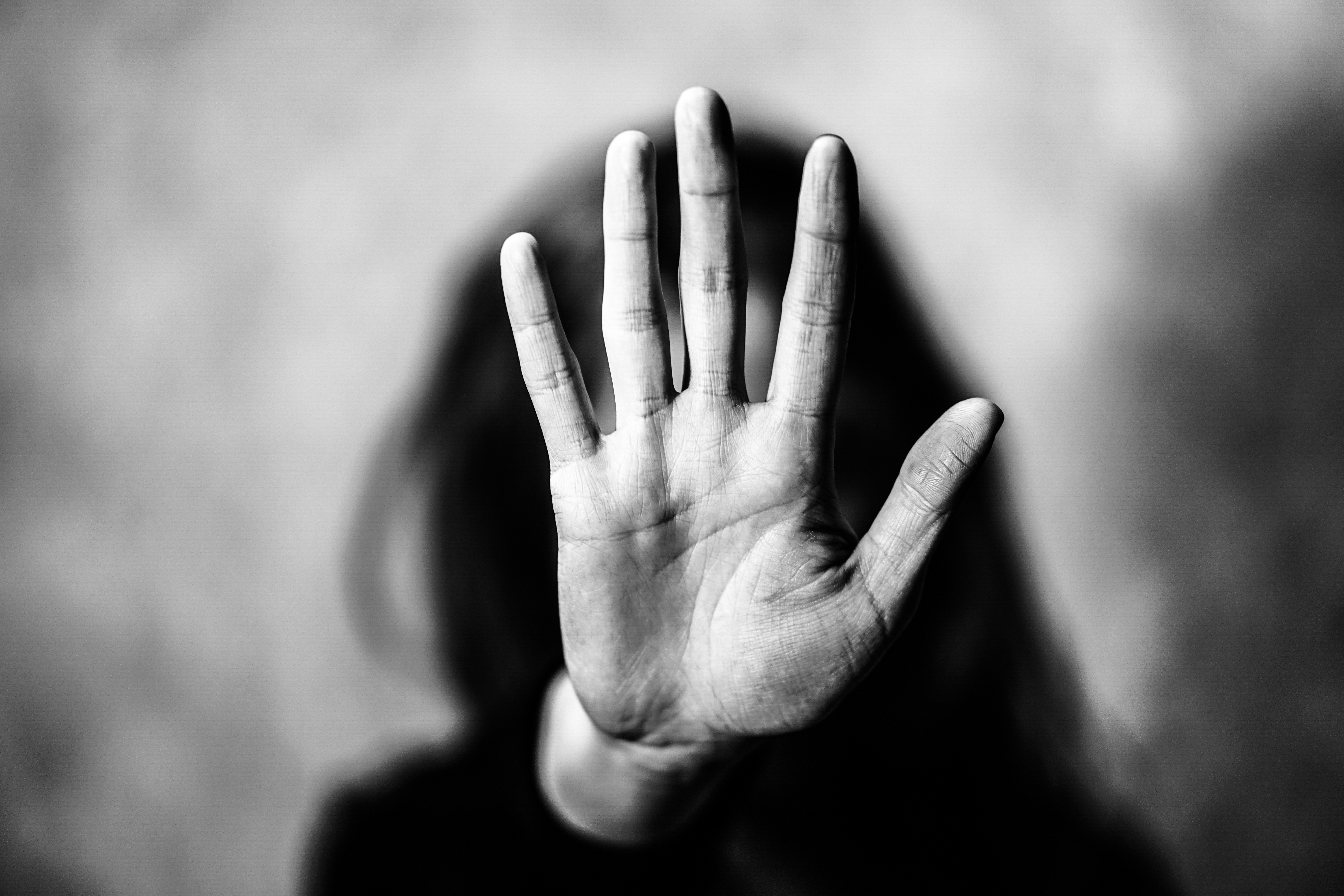 mano extendida frente a la cara en señal de alto a la violencia contra las mujeres