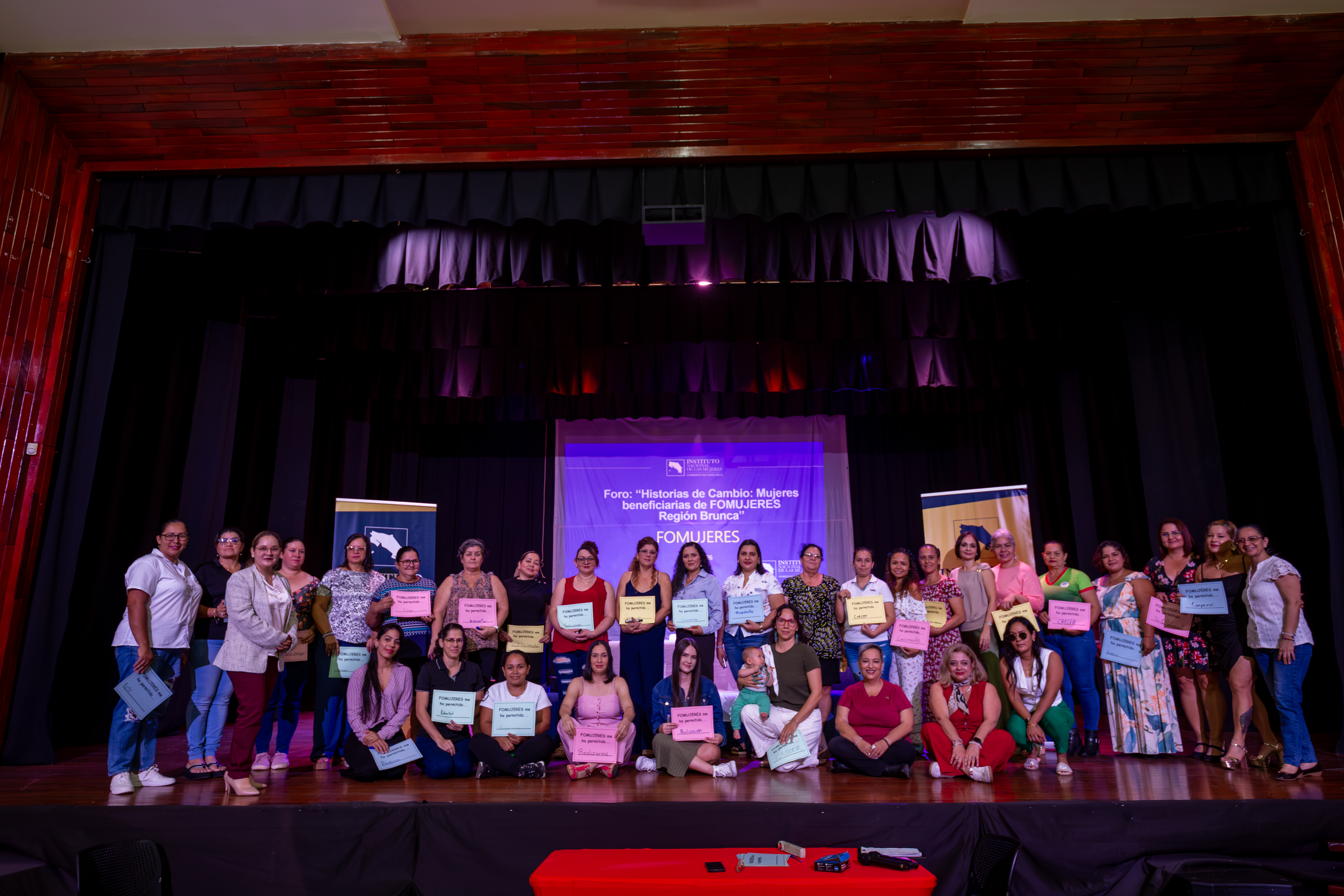 Mujeres beneficiarias de FOMUJER en el Encuentro en la Región Brunca con la Presidenta Ejecutiva del INAMU, Carolina Delgado Ramírez