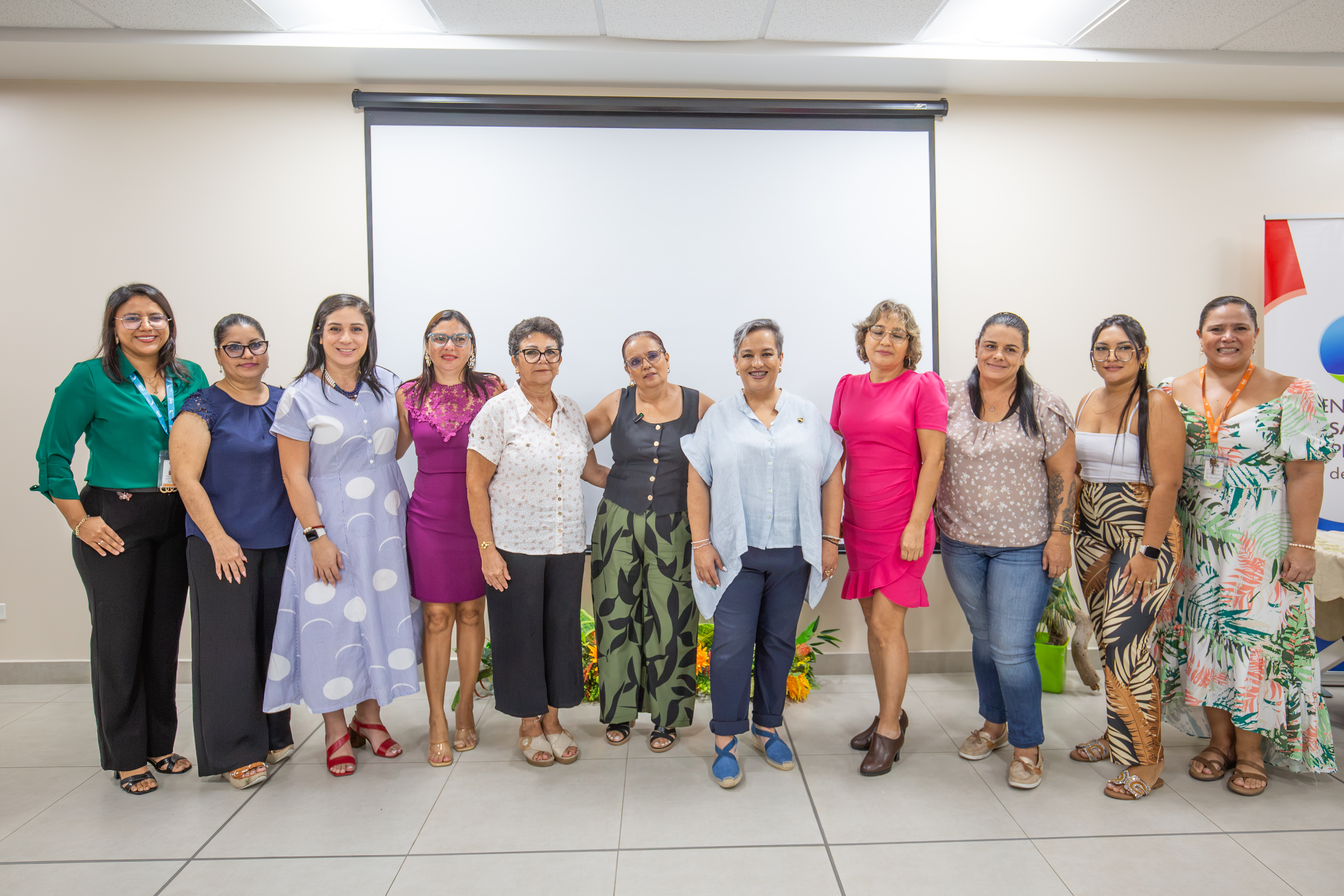 Mujeres beneficiarias de FOMUJER en Puntarenas junto con la Presidenta Ejecutiva del INAMU, Carolina Delgado Ramírez