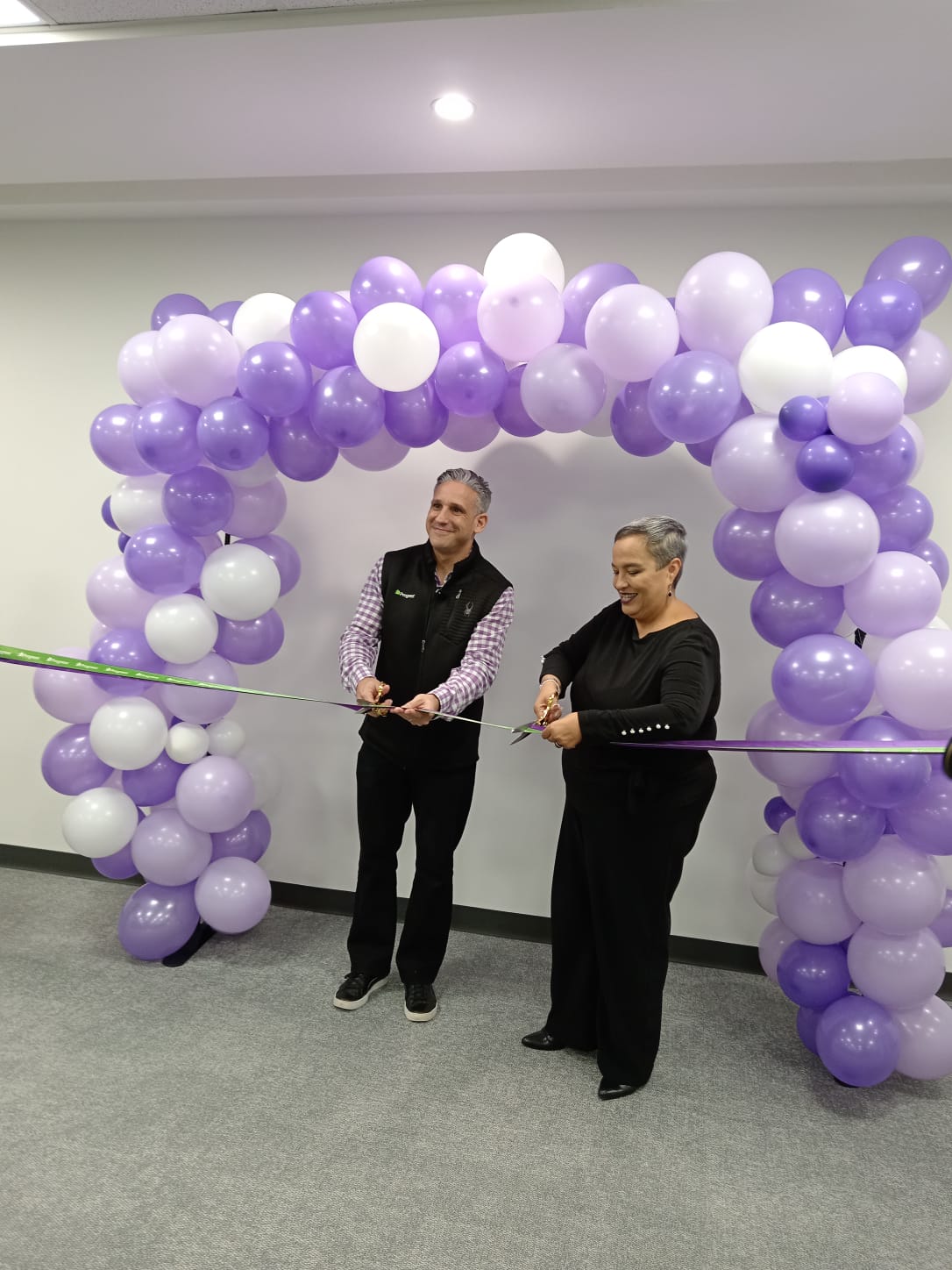 Corte de cinta de la inauguración del Espacio Seguro por parte de Carolina Delgado Ramírez, Presidenta Ejecutiva del INAMU y Javier Bercum, Site Leader Progress Costa Rica.
