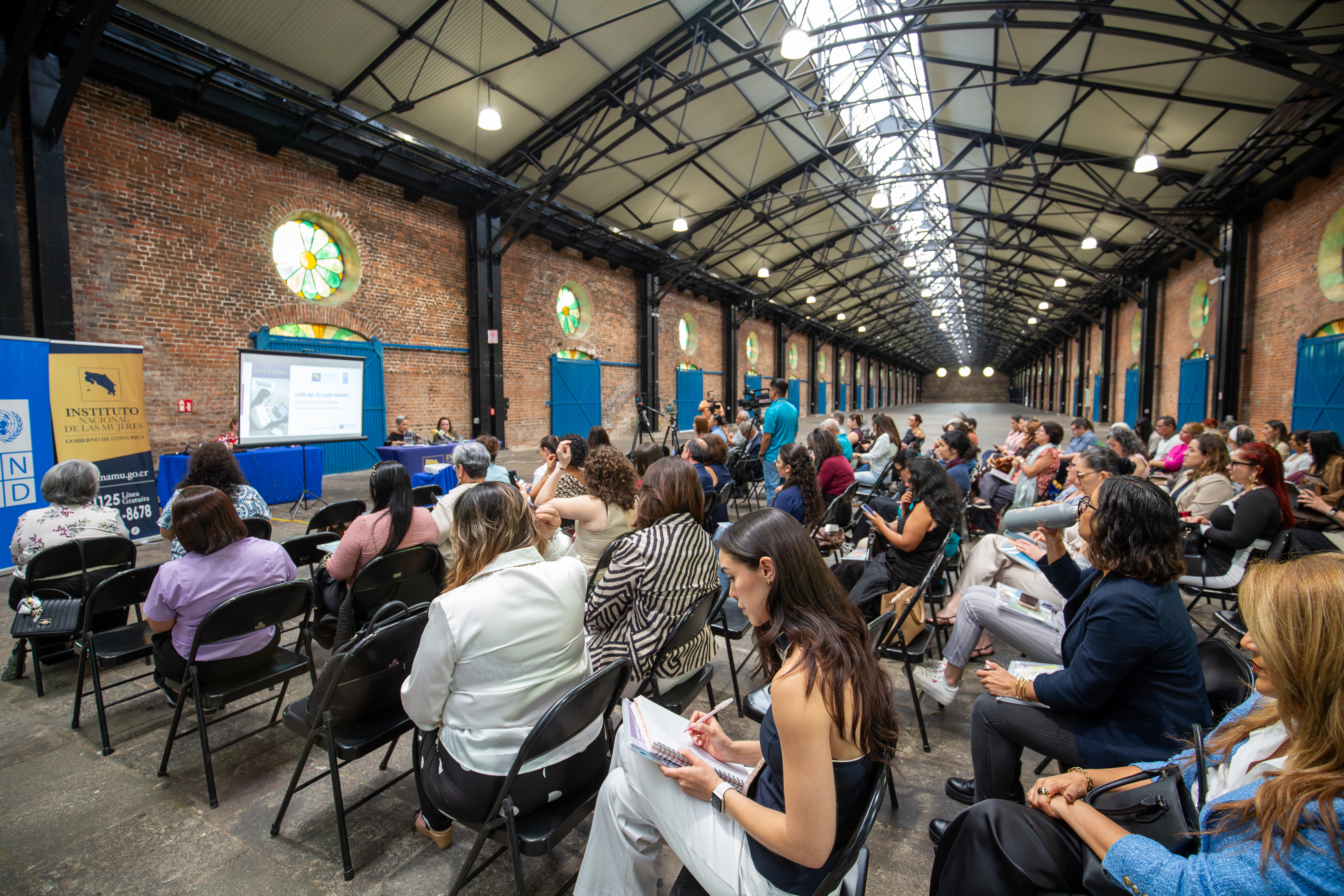 la conferencia “Violencia contra las mujeres en los entornos digitales: desafíos para la prevención y la protección de sus derechos”.