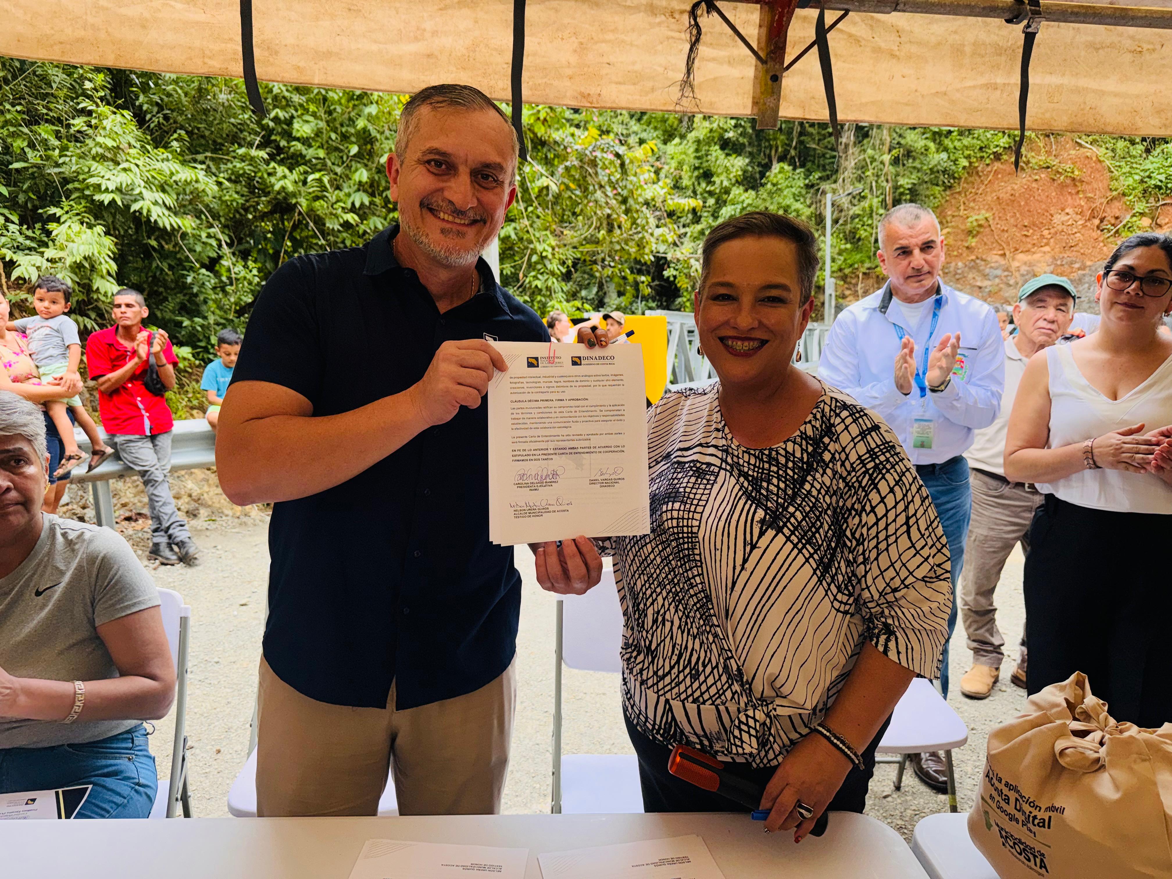 Firma de carta de entendimiento de Carolina Delgado Ramírez, Presidenta Ejecutiva del INAMU y Daniel Vargas Quirós, Director Nacional de DINADECO. 