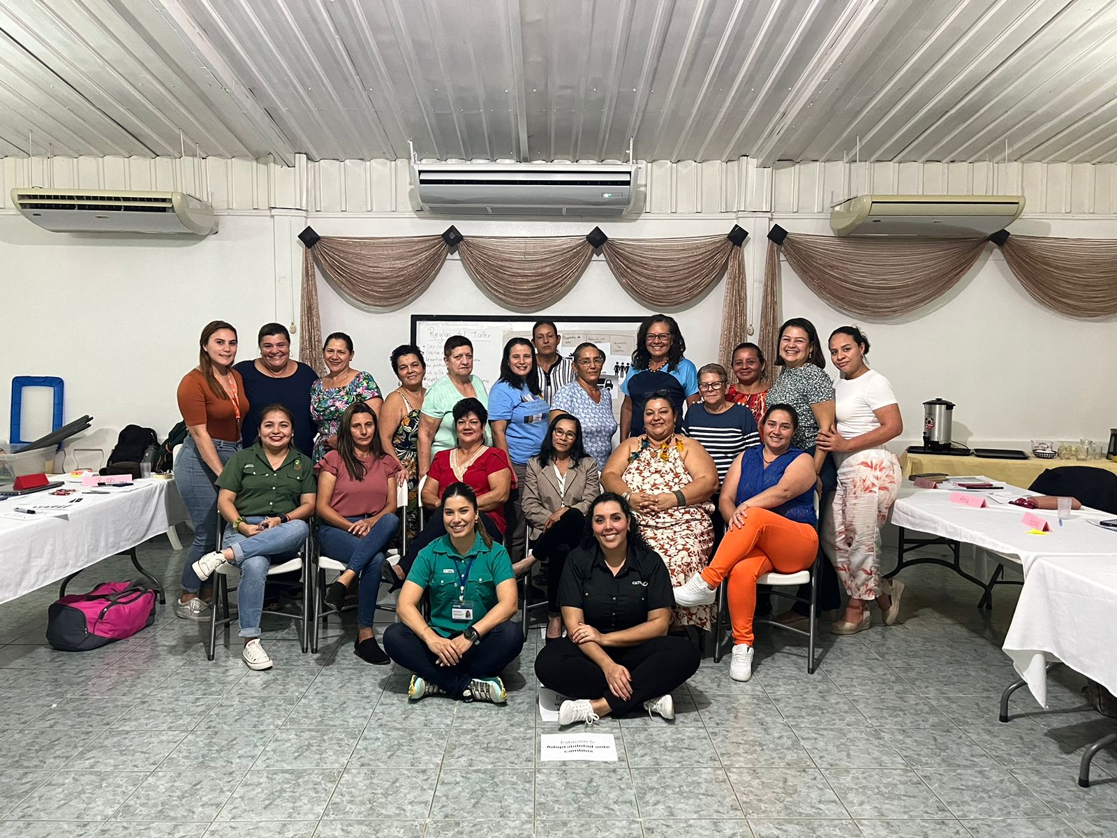 Lideresas de la región Brunca junto al equipo INAMU 
