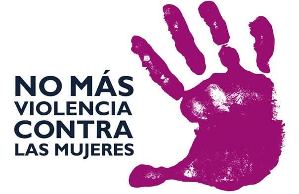 Mano extendida color morada con la leyenda no más violencia contra las mujeres