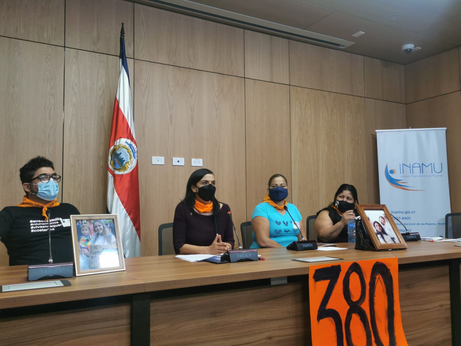 Marcela Guerrero Campos, ministra del INAMU en compañía de familiares sobrevivientes de femicidio presentando el proyecto de ley