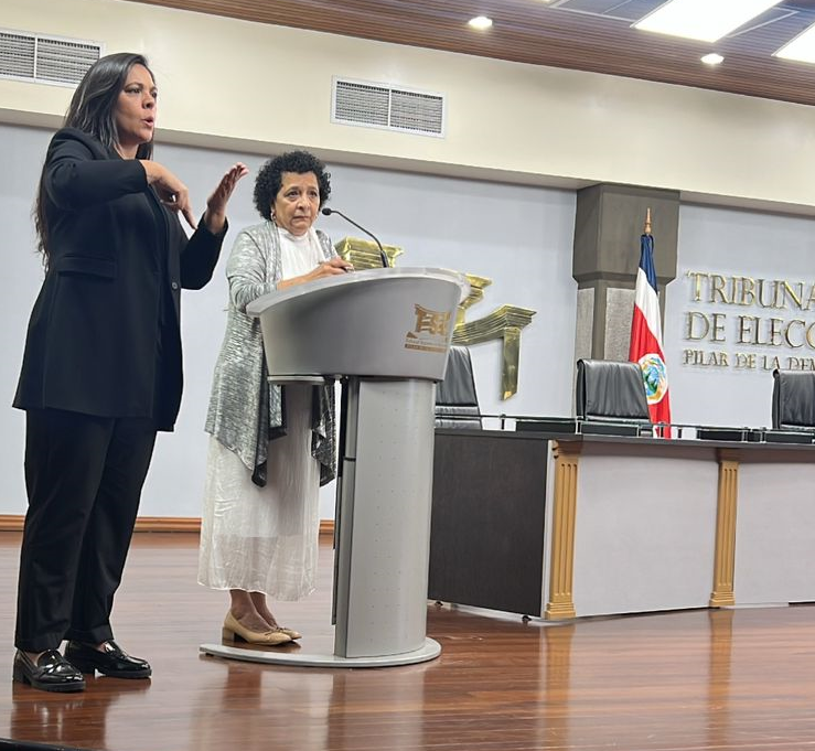 Adilia Carava, Presidenta Ejecutiva del INAMU, junto a una intérprete lesco en la presentación de la PIEG en el marco del 8 de marzo en el Tribunal Supremo de Elecciones
