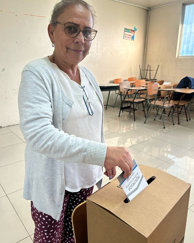 Foto de una mujer ejerciendo el voto en las elecciones municipales del 2024 del Tribunal Supremo de Elecciones