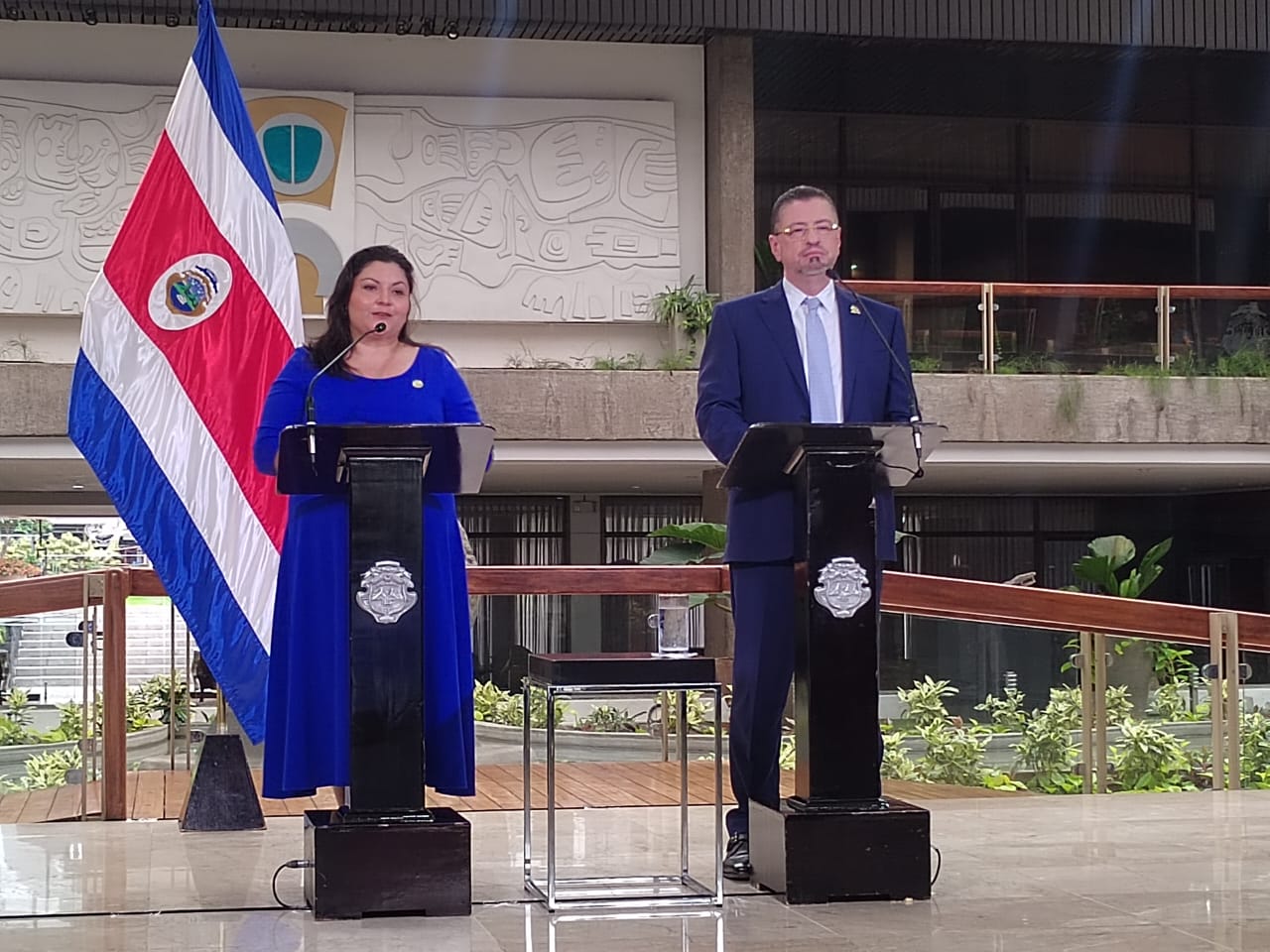Cindy Quesada Hernández, Ministra de la Condición de la Mujer, y Rodrigo Chaves Robles, Presidente de la República en el anuncio de la actividad del océano